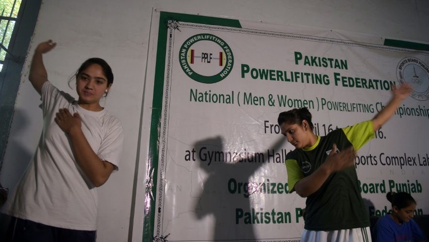 Twinkle (g) et Sonia, championnes pakistanaises de powerlifting, s'entraînent à Lahore, le 26 mai 2016