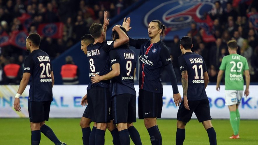 Les joueurs du PSG se congratulent après le but de Zlatan Ibrahimovic contre Saint-Etienne, le 25 octobre 2015 au Parc des Princes