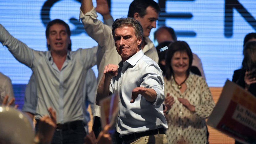 Le candidat conservateur Mauricio Macri danse le 25 octobre 2015 au siège de son parti à Buenos Aires, au soir du 1er tour des élections présidentielles