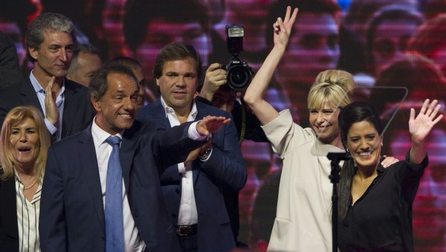 Daniel Scioli (g), candidat de centre-gauche soutenu par la présidente sortante Cristina Kirchner, le 25 octobre 2015 au soir du premier tour des élections présidentielles en Argentine
