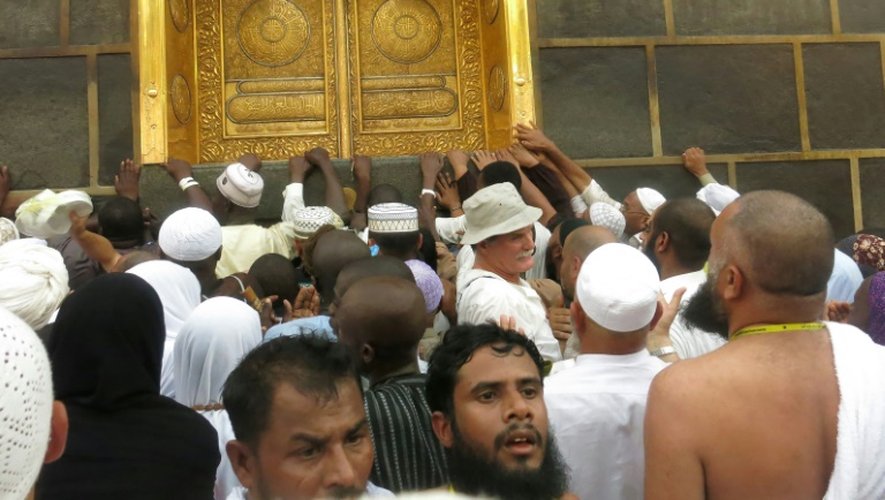 Des pèlerins musulmans se pressent vers la porte de la Grande mosquée à La Mecque, le 6 septembre 2016