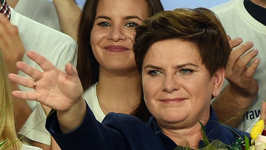 Beata Szydlo, candidate du parti Droit et Justice (conservateurs catholiques eurosceptiques) de Jaroslaw Kaczynski a obtenu la majorité absolue aux élections législatives en Pologne, le 25 octobre 2015