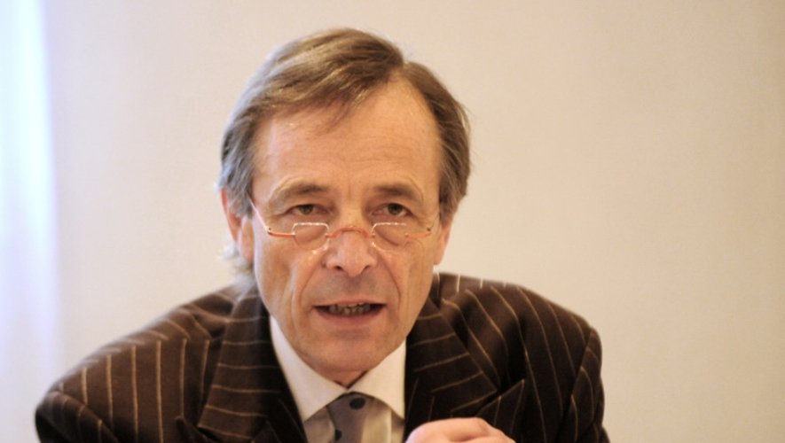 Le professeur Bernard Devauchelle du CHU d'Amiens, le 09 décembre 2009. Il a effectué la première greffe partielle du visage en novembre 2005 au CHU d'Amiens en compagnie du professeur Dubernard.