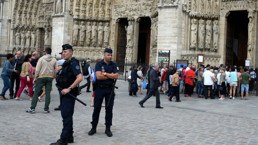 Des policiers devant la cathédrale Notre-Dame le 26 juillet 2016 à Paris
