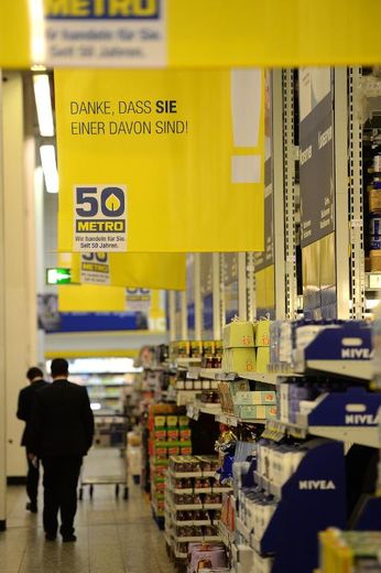 Les employés de la vente au détail et en gros du groupe allemand Metro dans un supermarché à Cologne le 12 décembre 2013
