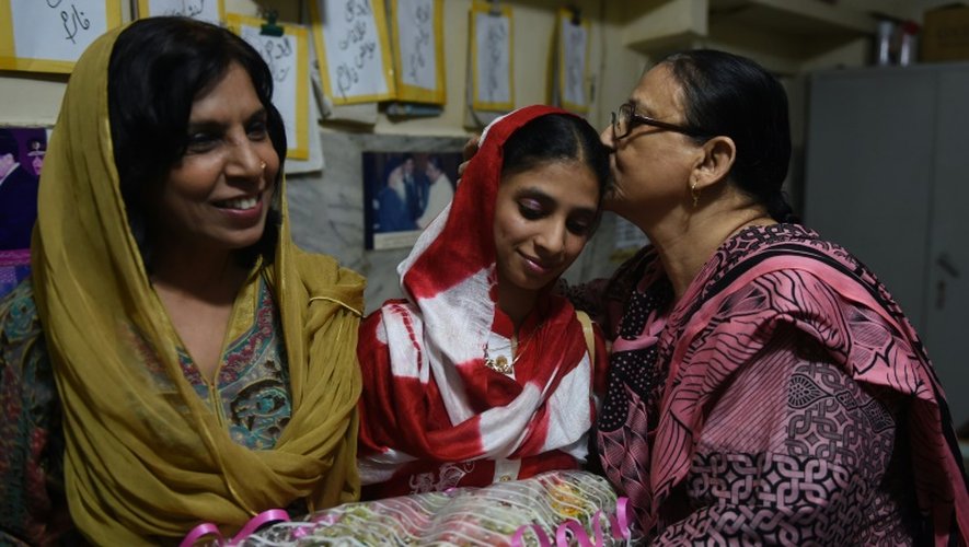Bilqees Edhi (d), matriarche de la fondation Edhi, qui s'est occupée de Geeta (c) à l'orphelinat, embrasse celle-ci avant de partir pour l'aéroport, le 26 octobre 2015 à Karachi, au Pakistan