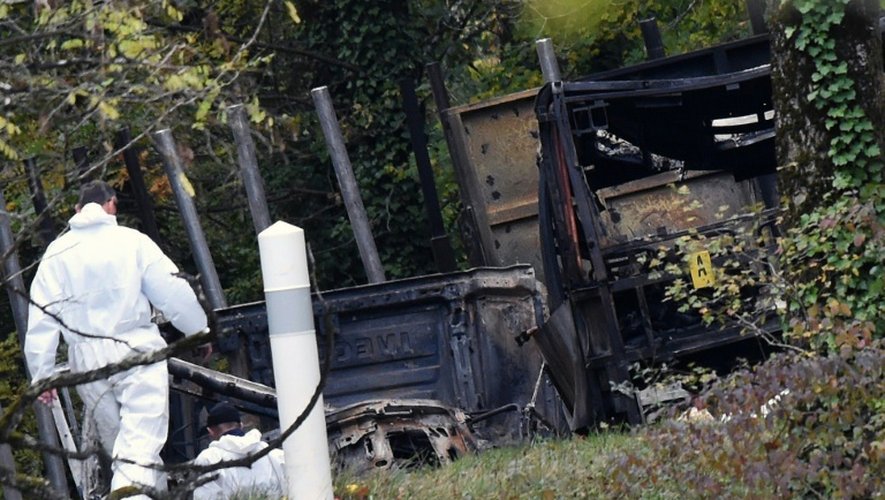Des enquêteurs sur les lieux de la collision de Puisseguin entre un camion et un bus, le 24 octobre 2015, en Gironde