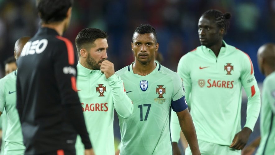 L'attaquant du Portugal Eder (d) quitte la pelouse du stade de Bâle avec ses équipiers après le match face à la Suisse en qualifs pour le Mondial-2018, le 6 septembre 2016