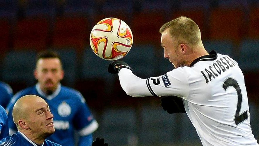 Le Danois de Guingamp Lars Jacobsen (d) reprend un ballon de la tête face au Dynamo Minsk en Europa League, le 23 octobre 2014 à Borisov
