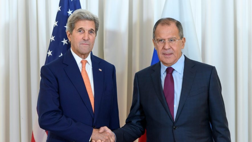 Le secrétaire d'Etat américain John Kerry (g) avec le ministre des Affaires Etrangères russe Sergueï Lavrov, le 26 août 2016 à Genève
