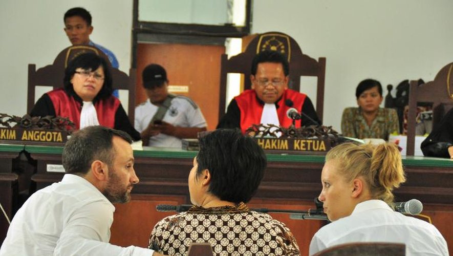 Les deux journalistes français Thomas Dandois et Valentine Bourrat (d) lors de leur procès à Jayapura, le 23 octobre 2014 en Indonésie