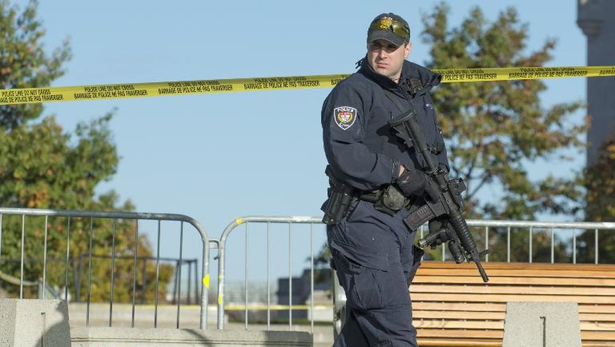 Un policier armé devant le Monument aux morts à Ottawa, le 23 octobre 2014 au Canada