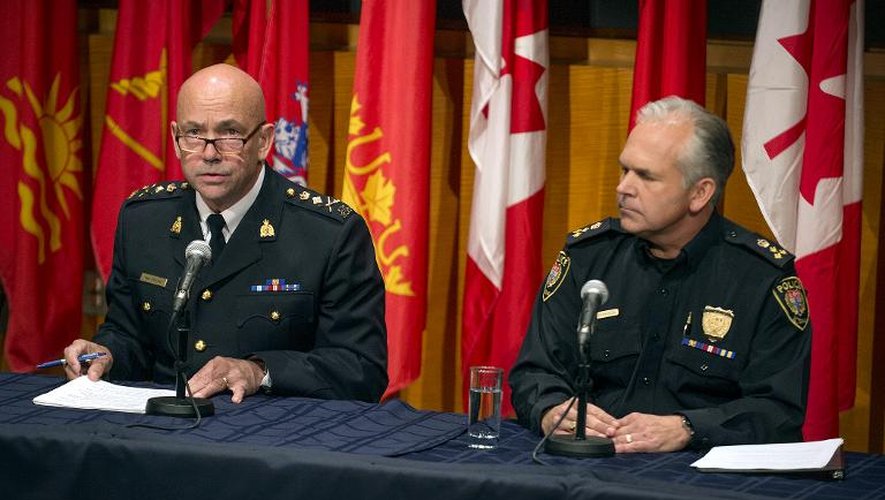 Le chef de la Gendarmerie royale du Canada, Bob Paulson (g) et le chef de la police Charles Bordeleau, lors d'une conférence de presse à Ottawa, le 23 octobre 2014