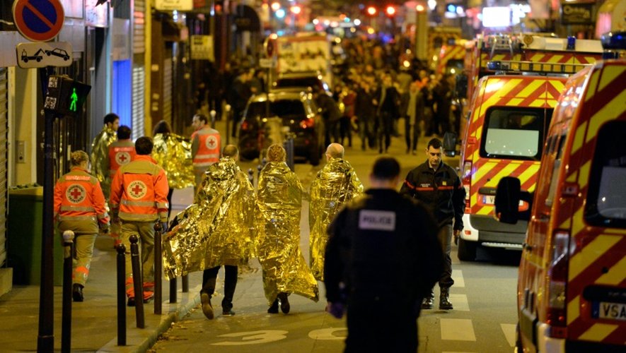 Des spectateurs évcacués le 14 novembre 2015 du Bataclan lors de l'attaque terroriste à Paris