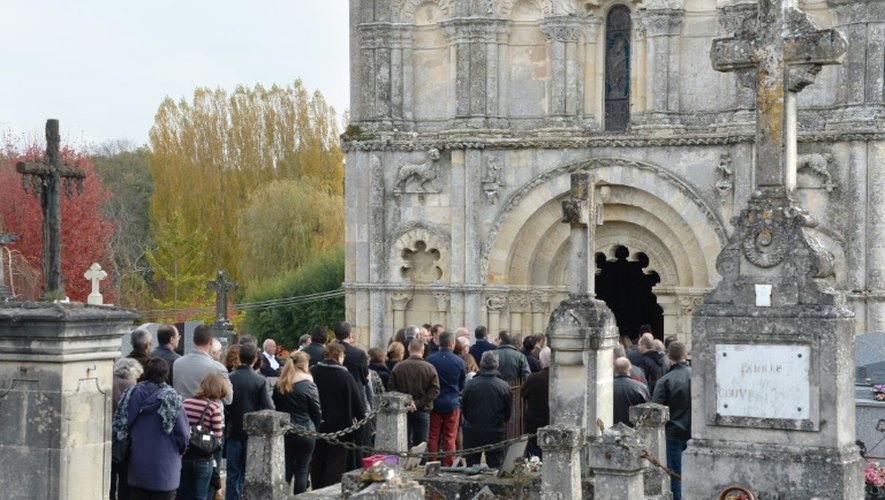 Cérémonie en hommage aux 43 victimes de la collision dans l'église de Petit-Palais-et-Cornemps, le 25 octobre 2015