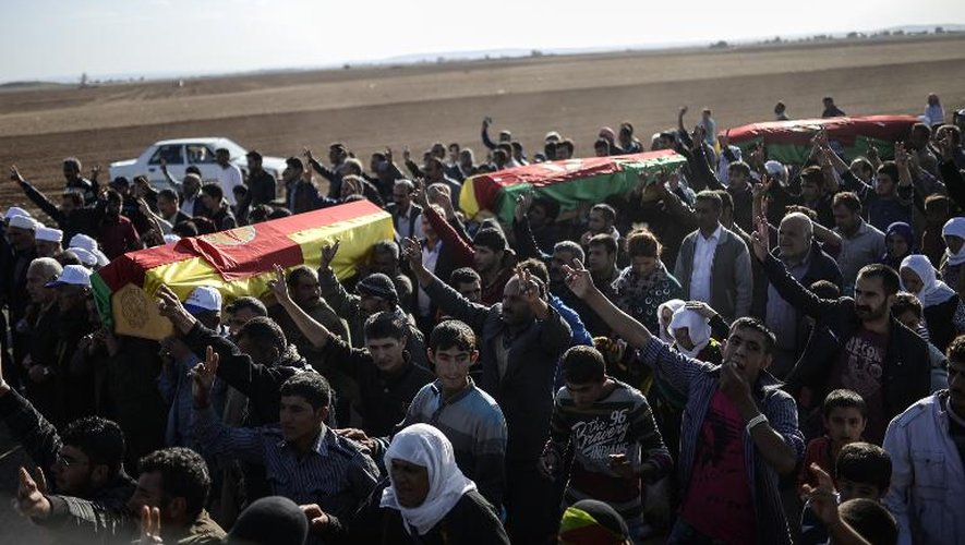 Funérailles au cimetière de Suruc, à la frontière syro-turque, de trois combattants kurdes tués dans les combats contre les jihadistes de l'EI, le 23 octobre 2014