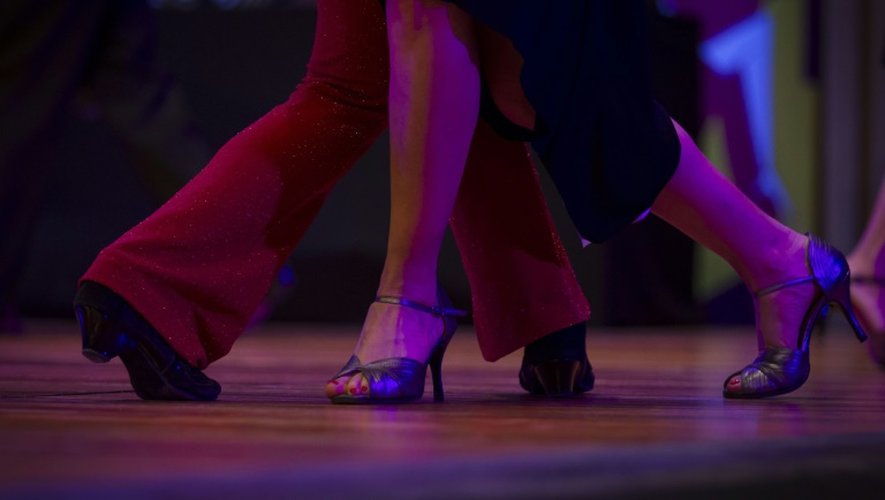 Pas de tango entre Liliana Chenlo (g) et sa partenaire Yuko Artak, lors de la compétition mondiale de tango à Buenos Aires, le 23 août 2016