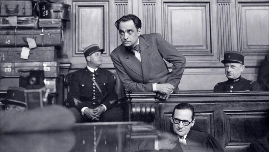 Photo prise en mars 1946 durant le procès du docteur Marcel Petiot (debout), condamné à mort et exécuté le 26 mai 1946. Au premier plan, son avocat Me René Floriot