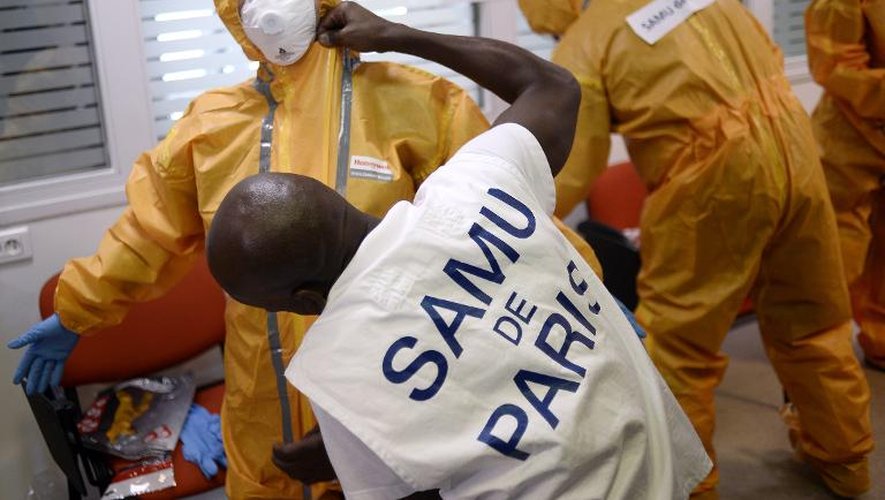 Du personnel médical au siège du Samu à Paris s'équipent avec une tenue de protection cojntre le virus Ebola, le 24 octobre 2014