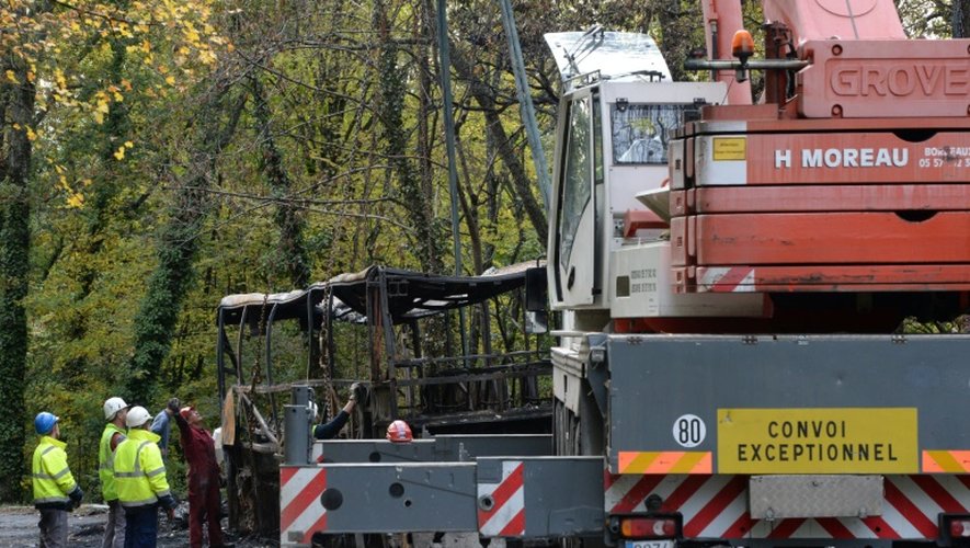 Les épaves du camion et de l'autobus sont en cours d'évacuation près de Puisseguin le 26 octobre 2015