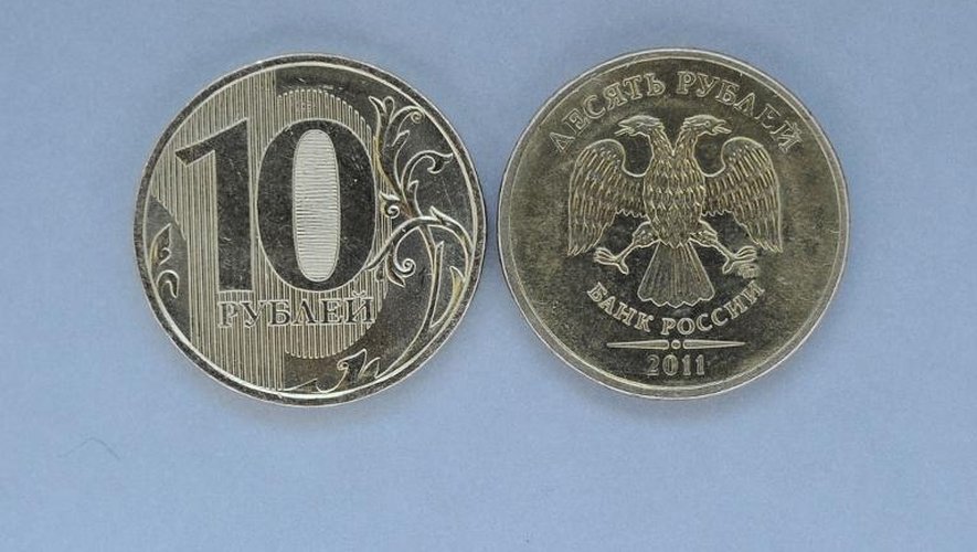 Des pièces de 10 roubles, photographiées le 15 novembre 2011 à Moscou