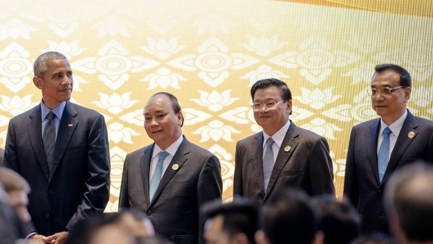 Barack Obama (à g.) et le Premier ministre chinois Li Keqiang (à d.) autour du Premier ministre vietnamien Nguyen Xuan Phuc (2è à g.) et du Premier ministre laotien Thongloun Sisoulith, au terme du sommet de l'Asean à Vientiane, le 8 septembre 2016