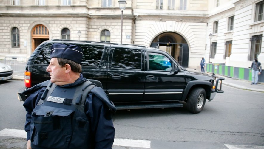Des hommes du GIGN escortent un convoi transportant Salah Abdeslam au palais de justice de Paris, le 20 mai 2016