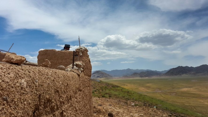Un poste de contrôle militaire à la périphérie de Tarin Kot, chef-lieu de la province d'Uruzgan, dans le sud de l'Afghanistan, le 30 avril 2016