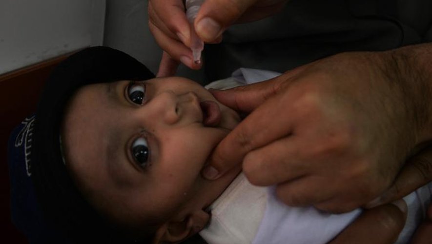 Un médecin pakistanais administre le vaccin de la polio à un enfant à la clinique de Peshawar, le 20 octobre 2014