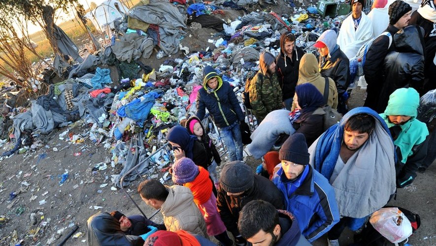 Des migrants et réfugiés attendent de traverser la frontière serbo-croate, le 25 octobre 2015 près de la ville de Sid en serbie