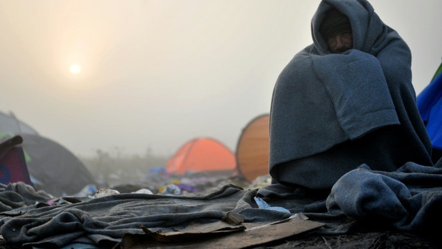 Un migrant tente de se réchauffer, à Berkasovo, près de la ville serbe de Sid à la frontière serbo-croate, le 24 octobre 2015