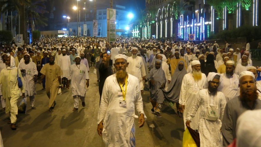 Les fidèles musulmans quittent la Grande mosquée de La Mecque, après la dernière prière du soir, trois jours avant le début du grand pèlerinage annuel, le 7 septembre 2016