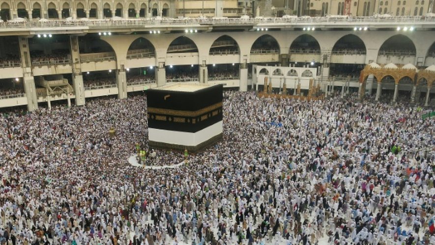 Des fidèles musulmans tournent autour de la Kaaba, le 6 septembre 2016, quelques jours avant le lancement du grand pèlerinage de La Mecque