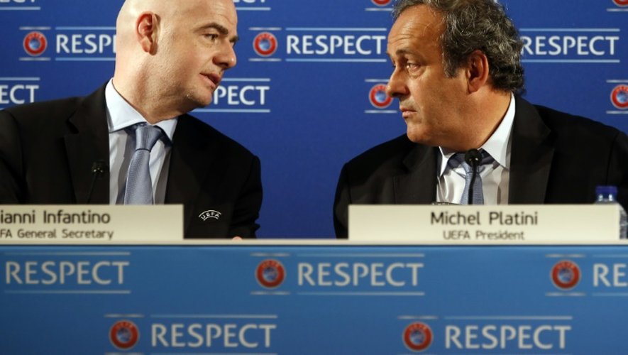 Michel Platini, président de l'UEFA (d), et son secrétaire général et bras droit, l'Italien Gianni Infantino, en conférence de presse le 22 février 2014 à Nice