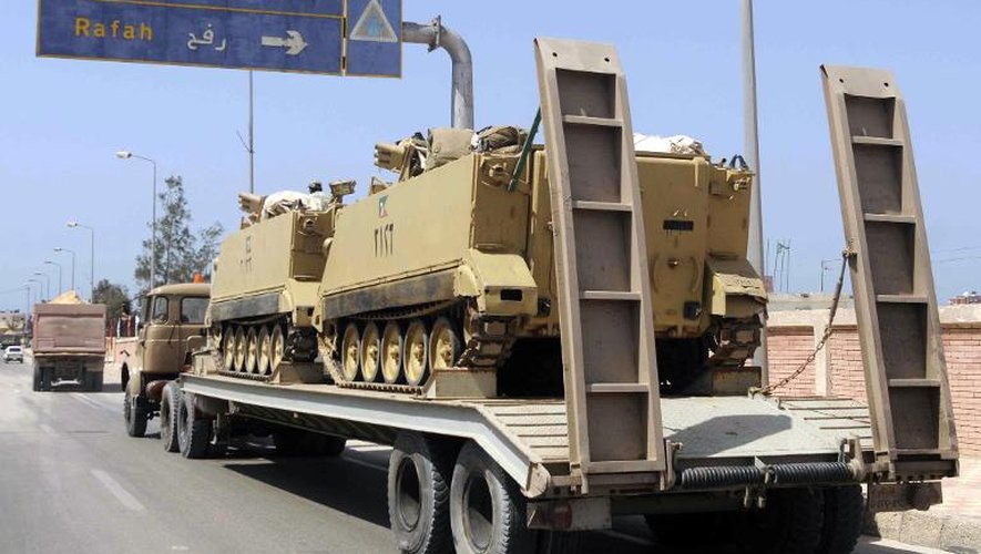 Un camion de l'armée égyptienne transporte des blindés destinés à être déployés à Al-Arich, dans le nord du Sinaï, le 20 mai 2013