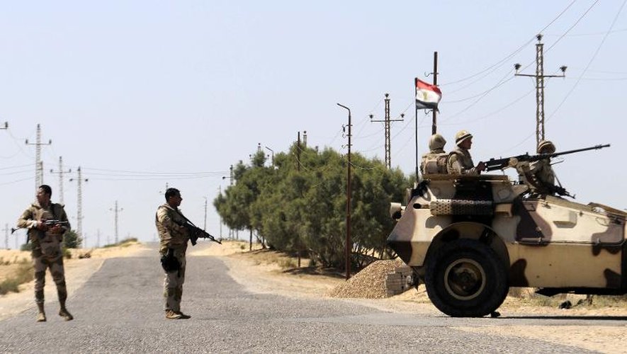 Des soldats égyptiens près du poste-frontière de Rafah, entre l'Egypte et la bande de Gaza, le 21 mai 2013
