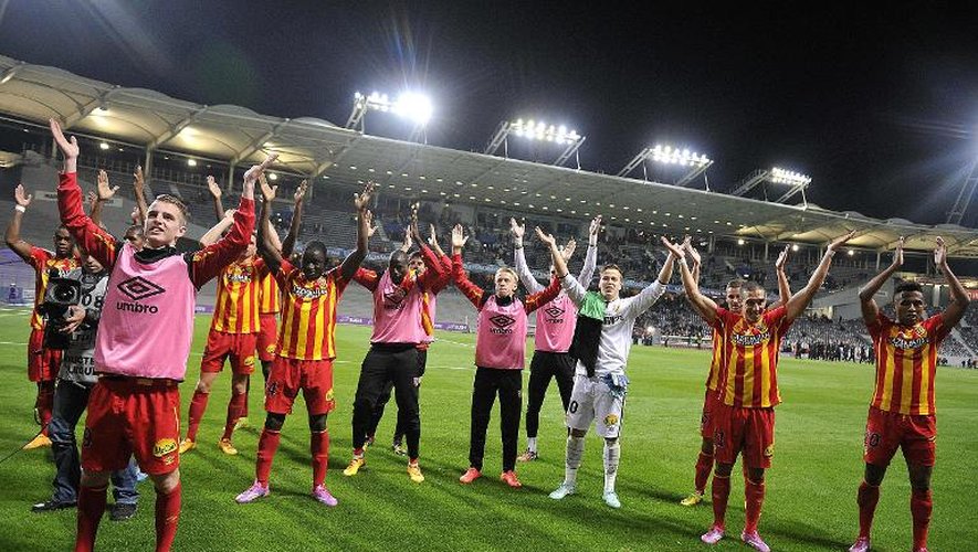 Les joueurs de Lens fêtent leur victoire à Toulouse avec leurs supporters, le 24 octobre 2014