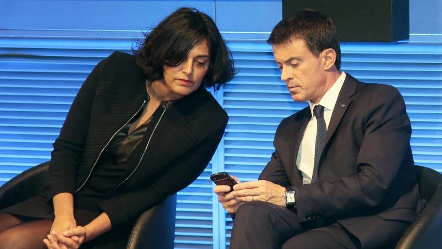 Le Premier ministre Manuel Valls (d) et Myriam El Khomri, ministre du Travail, le 15 octobre 2015 à Paris