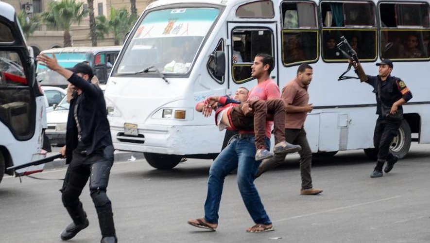 Evacuation d'un policier en civil blessé lors d'un attentat le 22 cotobre 2014 devant l'uniiversité du Caire