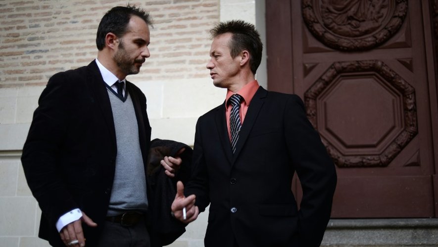 Franck Perrais (R), le père de Laetitia Perrais et son avocat Benoit Poquet, à la sortie du tribunal à Rennes, le 26 octobre 2015, dernier jour du procès de Tony Meilhon