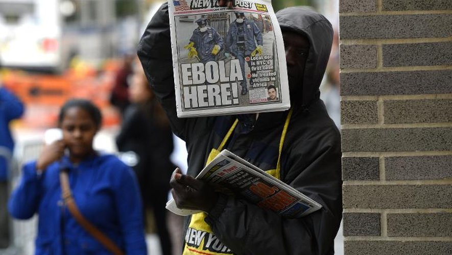 Un vendeur de journaux avec le NY Post titrant sur la présence d'Ebola le 24 octobre 2014   devant l'hôpital Bellevue à New York