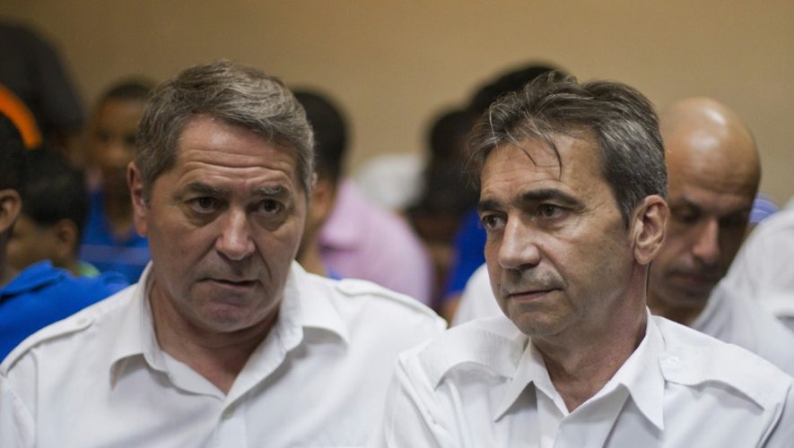 Jean-Pascal Furet (g) et Armand Victor Bruno Odos (d), les deux pilotes français condamnés en République dominicaine pour trafic de cocaïne, pris en photo le 4 février 2014, à Higuey (République dominicaine)