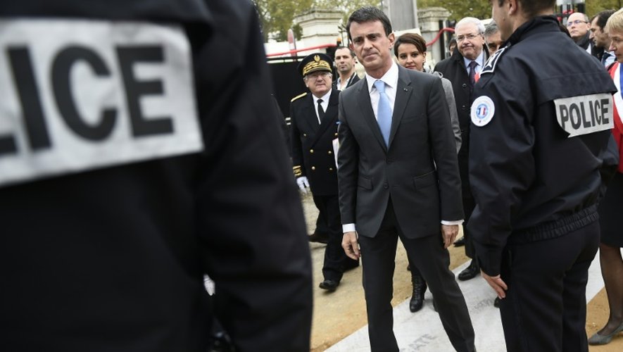 Le Premier ministre Manuel Valls aux Mureaux près de Paris, le 26 octobre 2015