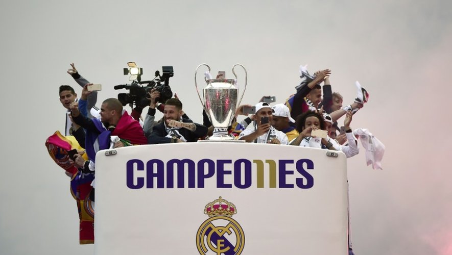 Le Real Madrid, champion d'Europe, parade dans Madrid sur un bus à impérial, le 29 mai 2016