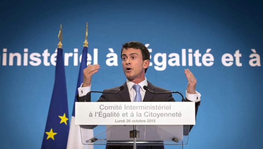 Le Premier ministre Manuel Valls aux Mureaux près de Paris, le 26 octobre 2015