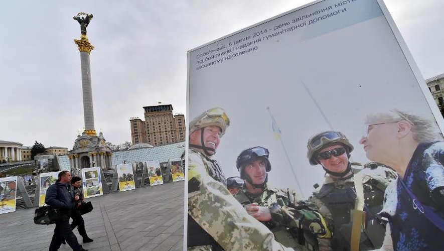 Une affiche montrant des soldats ukrainiens avec des habitants de Slavyansk, déplopyée le 24 octobre 2014 place de l'Indépendance à Kiev