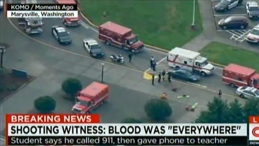 Capture d'écran de CNN et KOMO TV News montrant l'arrivée de la police et des ambulances au lycée de Marysville-Pilchuck, près de Seattle le 24 octobre 2014