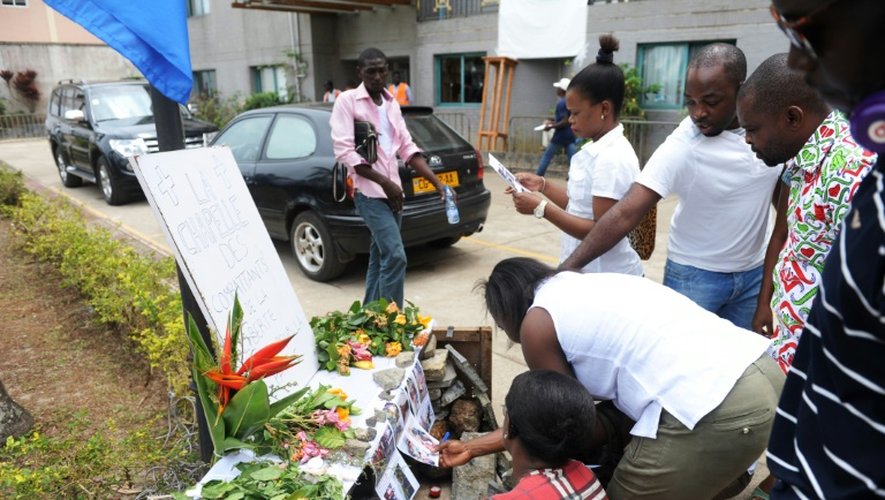 Des Gabonais se recueillent devant un mémorial improvisé, le 07 septembre 2016 à Libreville