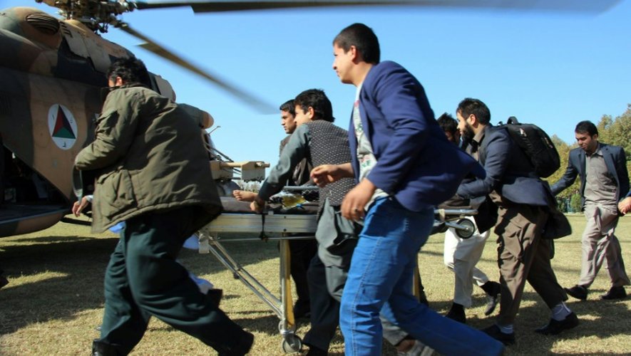 Evacuation par hélicoptère d'un enfant blessé dans un puissant séisme, le 27 octobre 2015 dans la province de Takhar, en Afghanistan