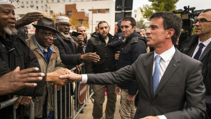 Le Premier ministre Manuel Valls en visite le 26 octobre 2015 dans le quartier de la Vigne Blanche aux Mureaux